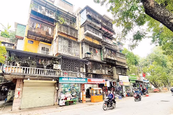 Nhiều chung cư cũ ở Hà Nội sau hàng chục năm sử dụng đã xuống cấp, ảnh hưởng mỹ quan đô thị.
