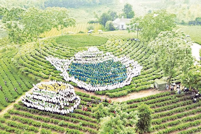 Nhân dân xã Vô Tranh cùng đội nón lá xếp mô hình ấm trà trên đồi chè được xác lập kỷ lục Việt Nam về số người tham gia đông nhất.
