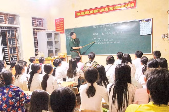 Lớp xóa mù chữ cho đồng bào dân tộc H'Mông tại các xã biên giới do Bộ đội Biên phòng Sơn La tổ chức tại các xã biên giới.