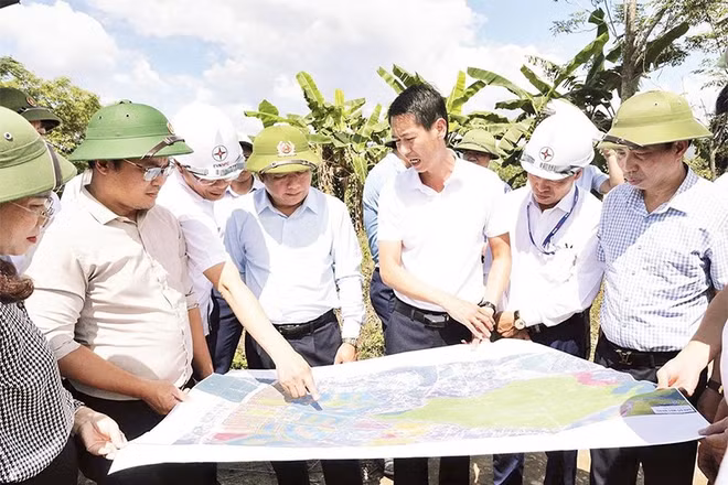 Lãnh đạo Ủy ban nhân dân tỉnh Điện Biên kiểm tra tiến độ thực địa các dự án đầu tư ngoài ngân sách thuộc lĩnh vực đô thị, nhà ở trên địa bàn phường Điện Biên Phủ.
