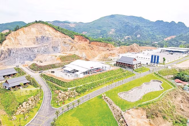 Được sự hỗ trợ của chính quyền địa phương, Nhà máy nước sạch Hòa Bình-Xuân Mai, phường Kỳ Sơn mới đi vào hoạt động đã tạo điều kiện thuận lợi để phát triển kinh tế-xã hội trong vùng.