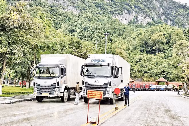 Các lực lượng kiểm tra phương tiện qua Cửa khẩu quốc tế Hữu Nghị (Lạng Sơn).