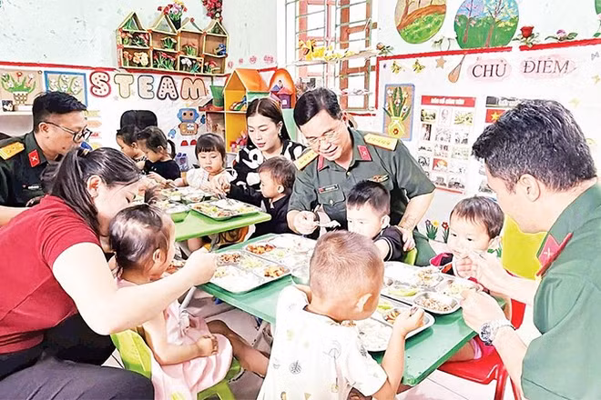 Đoàn Kinh tế-Quốc phòng 313 thực hiện chương trình “Ngày thứ năm chia sẻ yêu thương” tại Trường mầm non xã biên giới Thanh Thủy, tỉnh Tuyên Quang (Ảnh ĐỨC THẮNG)