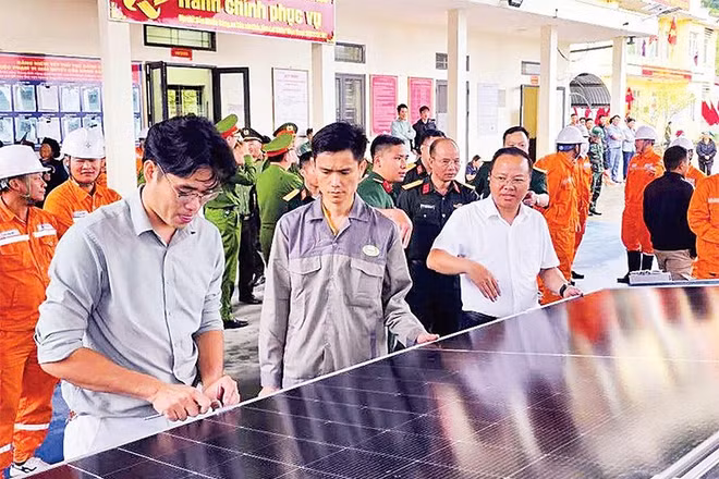 Chuẩn bị lắp đặt hệ thống điện mặt trời cho hơn 90 hộ dân tại khu vực chưa thể đầu tư lưới điện quốc gia của xã Tủa Sín Chải.