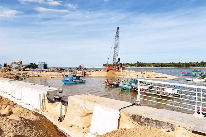 Nhiều tuyến đê khu vực cửa sông được cứng hóa, nâng cao hiệu quả chống lũ.