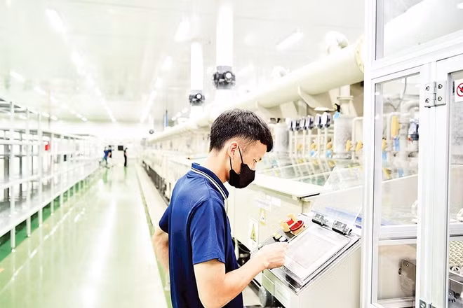 Sản xuất bảng mạch điện tử tại Công ty TNHH Doosan Electro-Materials Việt Nam, Khu Công nghiệp Đại An, thành phố Hải Phòng (Ảnh DUY LINH)