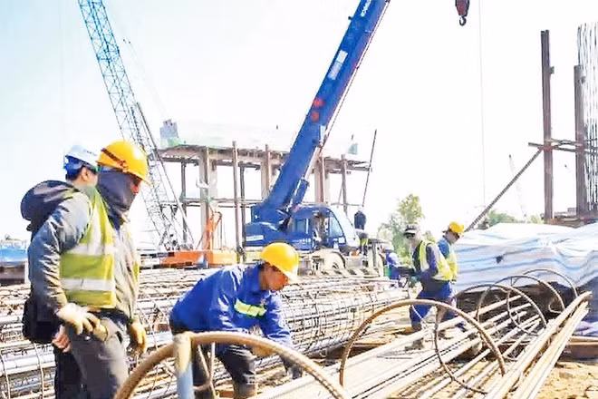 Các kỹ sư, người lao động trên công trường cầu vượt sông Hồng thuộc dự án cao tốc CT.08.