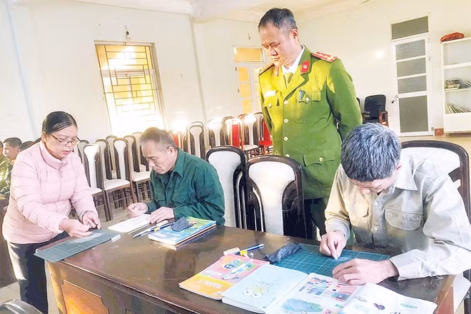 Học viên tại Cơ sở cai nghiện ma túy tỉnh Lạng Sơn được giáo viên Trường tiểu học xã Tân Đoàn dạy bổ túc văn hóa, xóa mù chữ.