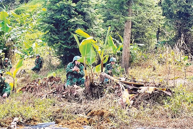 Bộ đội Biên phòng tỉnh Lào Cai triển khai đội hình tuần tra phong tỏa biên giới.