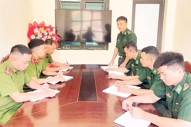 Một cuộc họp giữa lực lượng công an xã với Trạm Kiểm soát biên phòng Keo Muông, xã Phiêng Khoài về tuyên truyền công tác đấu tranh phòng chống xuất, nhập cảnh trái phép.