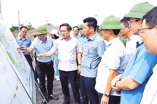 Lãnh đạo tỉnh Ninh Bình kiểm tra tiến độ thi công tại nút giao tuyến đường bộ mới Nam Định-Lạc Quần-Đường bộ ven biển. (Ảnh VĂN HUỲNH)