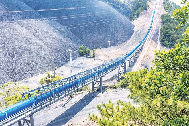 Hệ thống băng tải vận chuyển than từ mặt bằng sân công nghiệp mỏ Tràng Bạch đến mặt bằng +56 Mạo Khê, góp phần giảm thiểu ô nhiễm môi trường.