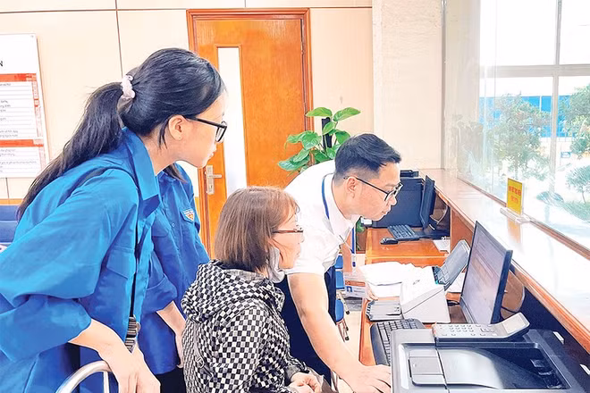 Tuổi trẻ phường Hải An (Hải Phòng) hỗ trợ người dân thực hiện dịch vụ công trên nền tảng công nghệ thông tin.
