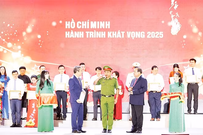 Lãnh đạo Ban Tuyên giáo và Dân vận Trung ương tuyên dương gương điển hình tiêu biểu trong học tập và làm theo tư tưởng, đạo đức, phong cách Hồ Chí Minh khu vực phía nam.