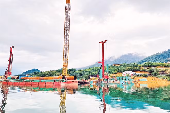 Đơn vị thi công vận chuyển các thiết bị và vật liệu tại cảng Thung Nai.