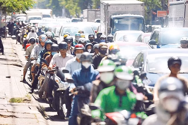 Đường Nguyễn Tất Thành, một trong những tuyến đường thường xuyên ùn tắc giao thông nghiêm trọng. (ẢNH THẾ ANH)