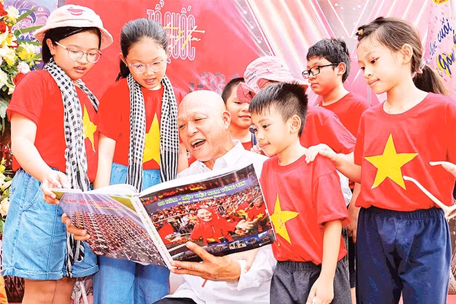 Trong hơn 30 năm làm nghề, nhiếp ảnh gia Nguyễn Á luôn dành nhiều tâm huyết cho các đề tài thể hiện tình yêu quê hương, đất nước (Ảnh CTV)