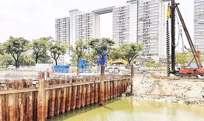 Thi công dự án khắc phục sự cố sụt lún, sạt lở đường ven kênh Tàu Hủ (phường Chánh Hưng, Thành phố Hồ Chí Minh).