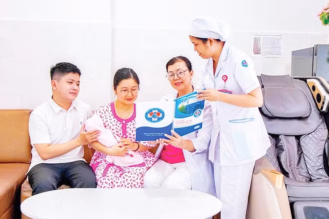 Bác sĩ tư vấn sức khỏe cho sản phụ tại Bệnh viện Hùng Vương.