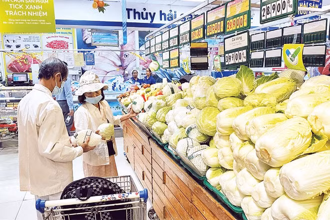 Người dân tìm mua rau xanh đạt chứng nhận “Tick xanh trách nhiệm” trong một siêu thị Co.opmart ở thành phố.
