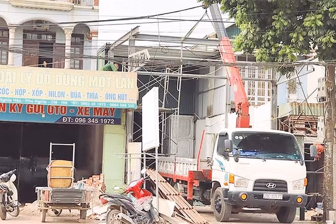 Các hộ dân trên địa bàn thôn Nghĩa Hảo, xã Phú Nghĩa (Hà Nội) tự nguyện bàn giao mặt bằng để Dự án cải tạo, nâng cấp Quốc lộ 6 được triển khai đúng tiến độ.