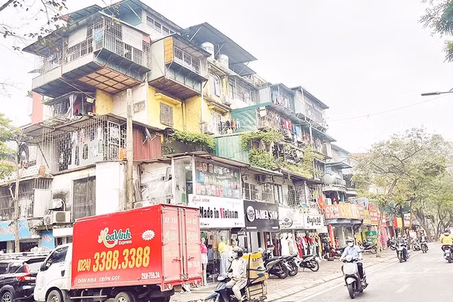 Nhiều khu chung cư cũ xuống cấp ở Hà Nội cần cải tạo, xây dựng lại.