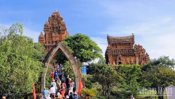 Di tích quốc gia đặc biệt Tháp Pô Klong Garai (phường Đô Vinh) - nơi diễn ra nghi thức chính của Lễ hội Katê hằng năm. (Ảnh: NGUYỄN TRUNG)