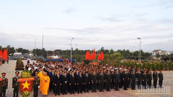 Lãnh đạo Tỉnh ủy, Hội đồng nhân dân, Ủy ban nhân dân, Ủy ban mặt trận Tổ quốc Việt Nam tỉnh Khánh Hòa và nhân dân viếng anh linh các Anh hùng liệt sĩ tại Nghĩa trang liệt sĩ Ninh Thuận. (Ảnh: NGUYỄN TRUNG)