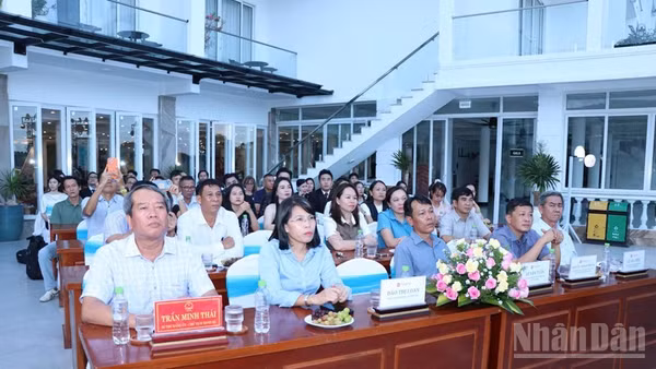 Lãnh đạo xã Vĩnh Hải và các nhà báo dự buổi họp báo. (Ảnh: NGUYỄN TRUNG)