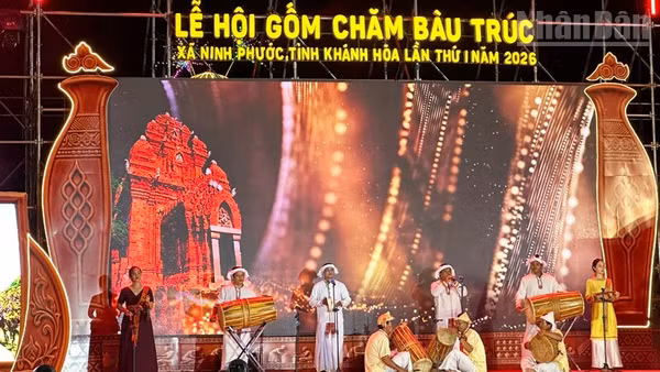 Biểu diễn hòa tấu nhạc cụ Chăm chào mừng Lễ hội Gốm Chăm Bàu Trúc lần thứ I năm 2026 tại xã Ninh Phước, tỉnh Khánh Hòa. (Ảnh: NGUYỄN TRUNG)