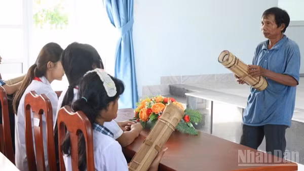Một buổi dạy đàn Chapi của nghệ nhân xã Phước Hà, tỉnh Khánh Hòa cho học sinh Trường Phổ thông Dân tộc bán trú trung học cơ sở Phước Hà. (Ảnh: NGUYỄN TRUNG)