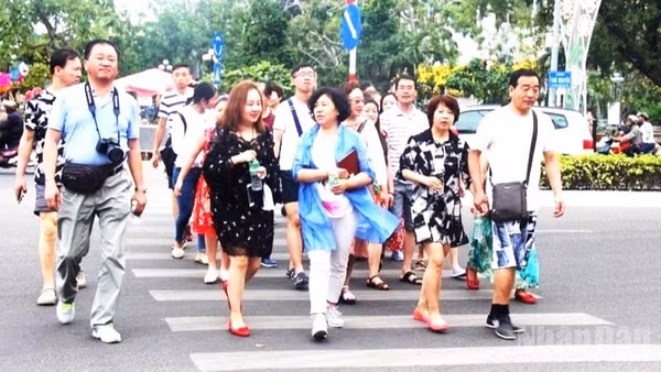Du khách Trung Quốc đi du lịch theo đoàn đến Khánh Hòa. (Ảnh: HƯƠNG XUÂN)