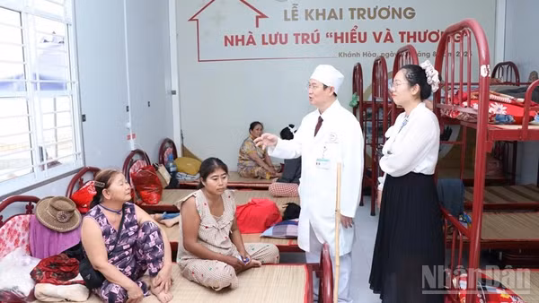 Lãnh đạo Bệnh viện Đa khoa Ninh Thuận thăm hỏi thân nhân người bệnh nặng đang nghỉ ngơi tại Nhà lưu trú “Hiểu và Thương”. (Ảnh: NGUYỄN TRUNG)