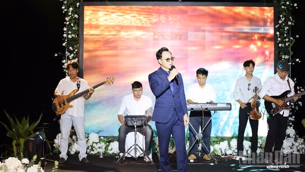 Đêm nhạc “Vĩnh Hy Xưa” kể câu chuyện về một vùng biển giàu sức sống, nơi âm nhạc trở thành nhịp cầu kết nối cảm xúc và quảng bá điểm đến. (Ảnh: HƯNG MINH)