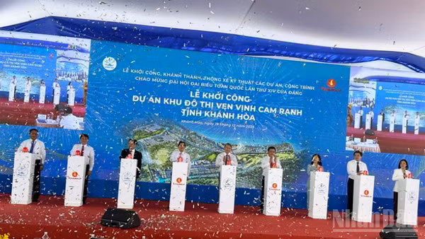 Lãnh đạo tỉnh Khánh Hòa cùng nhà đầu tư, nhà thầu và các địa biểu ấn nút khởi công Dự án Khu đô thị ven vịnh Cam Ranh. (Ảnh: NGUYỄN TRUNG)