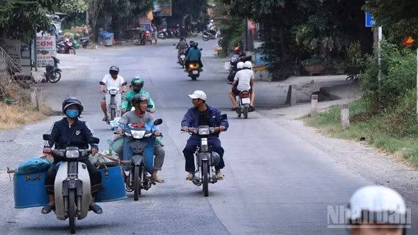 Người dân tham gia giao thông trên tuyến đường huyết mạch nối phường Ba Ngòi với khu vực miền núi Khánh Sơn (cũ), tỉnh Khánh Hòa. (Ảnh: NGUYỄN TRUNG)