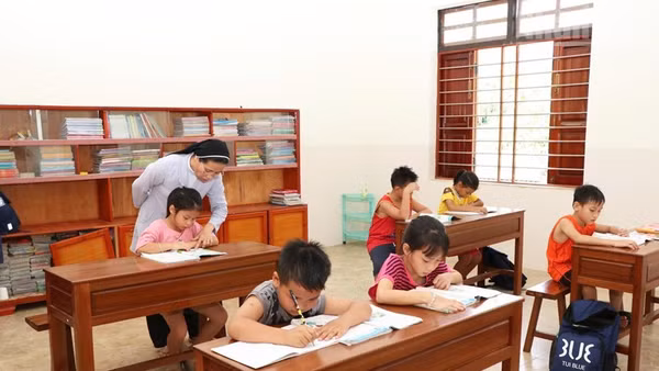 Một buổi dạy học cho trẻ em yếu thế tại mái ấm Nhân Ái, phường Ba Ngòi, tỉnh Khánh Hòa. (Ảnh: NGUYỄN TRUNG)