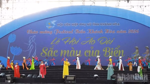 Chương trình ca nhạc tôn vinh áo dài Việt Nam tại buổi lễ. (Ảnh: NGUYỄN TRUNG)