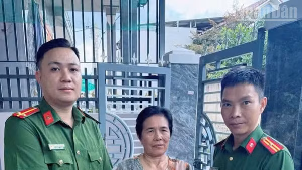 Công an phường Ninh Chử, tỉnh Khánh Hòa tiếp nhận cá thể rùa núi vàng do bà Lê Thị Hồng Nhanh tự nguyện giao nộp. (Ảnh: đơn vị cung cấp).