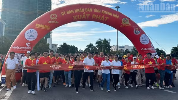 Cán bộ, công chức, viên chức, lực lượng vũ trang, đoàn viên, thanh niên, học sinh và người dân tỉnh Khánh Hòa cùng hòa chung nhịp bước trong chương trình đi bộ “Cùng Việt Nam tiến bước” năm 2026. (Ảnh: NGUYỄN TRUNG)