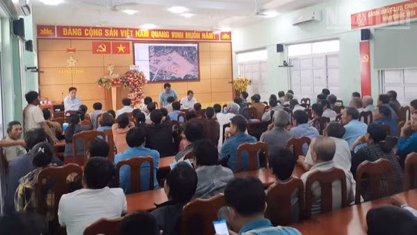 Ủy ban nhân dân xã Phước Dinh, tỉnh Khánh Hòa tổ chức họp dân công khai để triển khai công tác bồi thường, hỗ trợ, giải phóng mặt bằng thực hiện Dự án Nhà máy Điện hạt nhân Ninh Thuận 1. (Ảnh: NGUYỄN TRUNG)