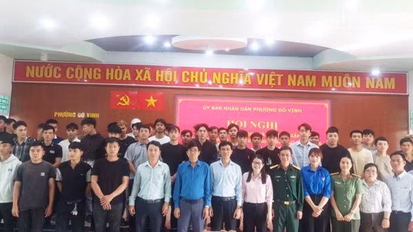 Lãnh đạo Phường Đô Vinh (Khánh Hòa) tổ chức hội nghị gặp mặt và chụp ảnh lưu niệm với thanh niên trúng tuyển trước ngày lên đường tòng quân. (Ảnh: NGUYỄN TRUNG)