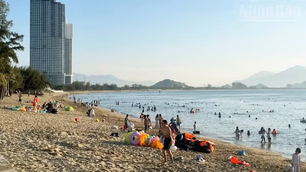 Hằng ngày, bãi biển Bình Sơn-Ninh Chử (tỉnh Khánh Hòa) thu hút đông người dân địa phương và du khách đến tắm biển. (Ảnh: NGUYỄN TRUNG)