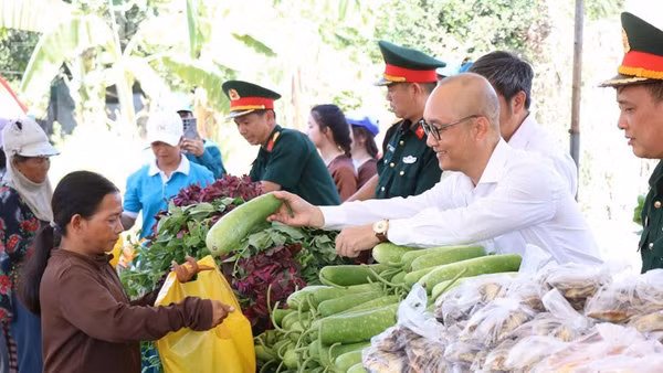 Lãnh đạo Ủy ban nhân dân phường và Ban Chỉ huy Quân sự phường Ba Ngòi, tỉnh Khánh Hòa trao thực phẩm sạch, thắm tình quân-dân đến các hộ đồng bào dân tộc thiểu số có hoàn cảnh khó khăn trên địa bàn. (Ảnh: NGUYỄN TRUNG)