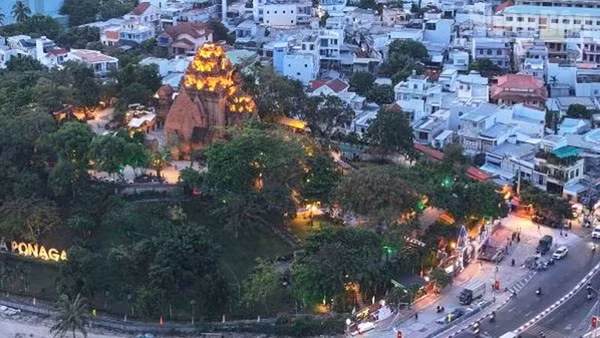 Tháp Bà Pô Nagar giữa không gian lung linh ánh đèn của thành phố biển Nha Trang. (Ảnh: NGUYỄN TRUNG)
