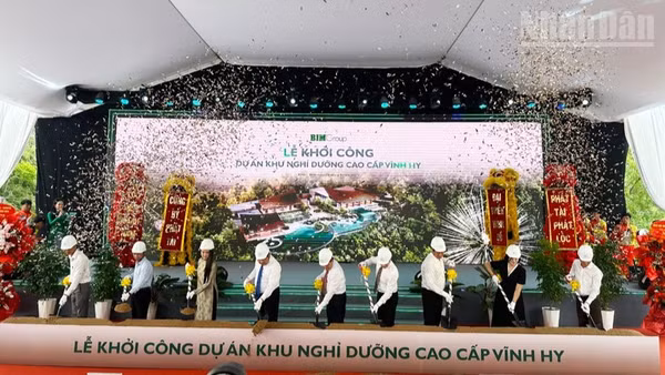 Các đại biểu thực hiện nghi thức khởi công dự án. (Ảnh: NGUYỄN TRUNG)