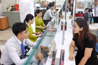 Người dân làm thủ tục hành chính tại Trung tâm Phục vụ hành chính công phường Sài Gòn, Thành phố Hồ Chí Minh. (Ảnh THẾ ANH)