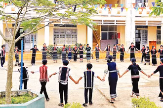 Trên sân Trường trung học cơ sở Tân Thượng, tỉnh Lâm Đồng trong giờ ngoại khóa. 