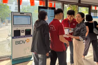 Người dân làm thủ tục hành chính tại Trung tâm Phục vụ hành chính công thành phố Hà Nội, chi nhánh số 7. 