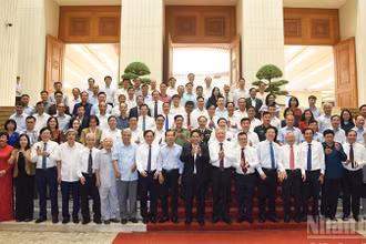 Thủ tướng Chính phủ Phạm Minh Chính và lãnh đạo, nguyên lãnh đạo các cơ quan thông tấn báo chí, các nhà báo lão thành tham dự buổi gặp mặt Thường trực Chính phủ với lãnh đạo, nguyên lãnh đạo các cơ quan báo chí nhân kỷ niệm 100 năm Ngày Báo chí Cách mạng Việt Nam (21/6/1925-21/6/2025). (Ảnh: TRẦN HẢI) 